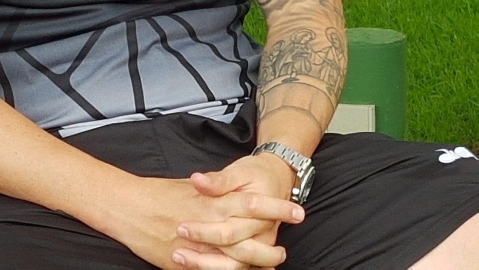 Tatuagem no braço de Bruno César tem temática religiosa — Foto: Felipe Schmidt