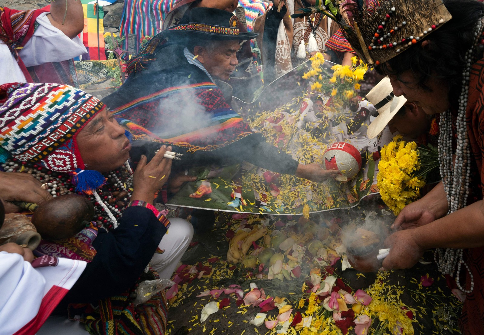 Xamãs peruanos realizam um ritual em Lima em apoio à seleção do Peru — Foto: CRIS BOURONCLE/AFP