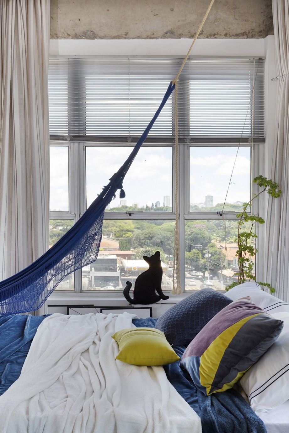 Décor do dia: quarto tem janelões, estruturas aparentes e rede de descanso (Foto: Julia Ribeiro)