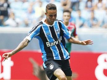 Com lesão no pé, Luan está fora do jogo do Grêmio com o Passo Fundo