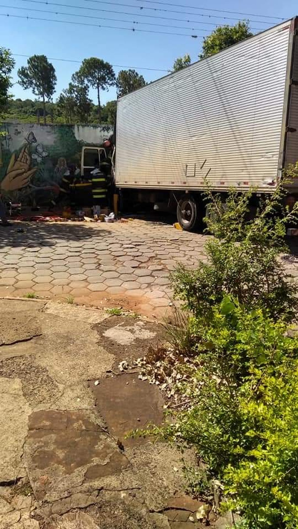 Caminhão com placa de Guarulhos bateu contra muro em Piraju (SP) — Foto: Divulgação/Minuto do Amorim
