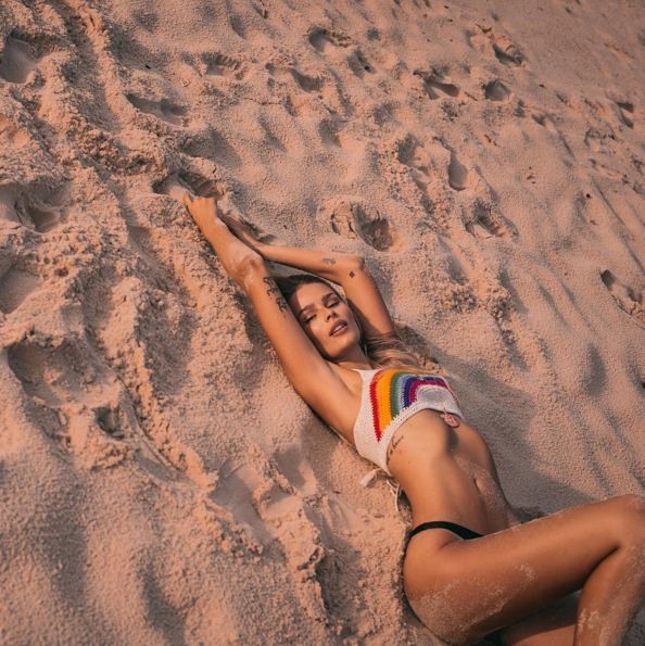Yasmin Brunet ostenta barriga ultranegativa na praia (Foto: Reprodução/ Instagram)