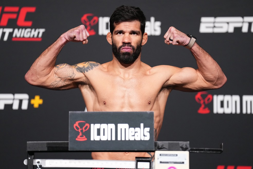 Raphael Assunção bateu o limite dos galos ao cravar 61,7kg na balança — Foto: Chris Unger/Zuffa LLC
