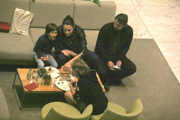 Fernanda Tavares, Murilo Rosa e os filhos, Lucas e Artur (Foto: José Humberto / AgNews)