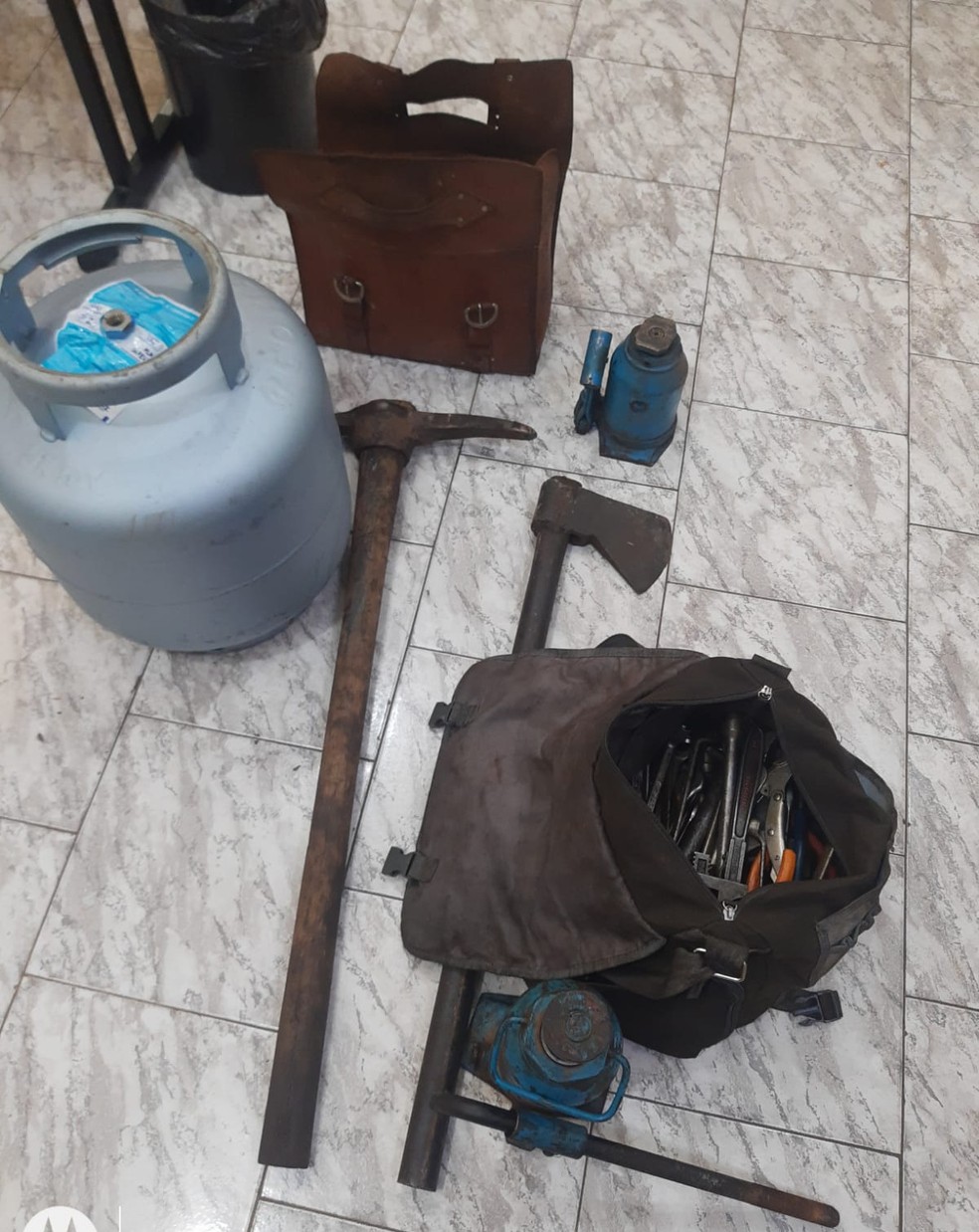 Quatro homens foram detidos com vários objetos em Adamantina — Foto: Polícia Militar 