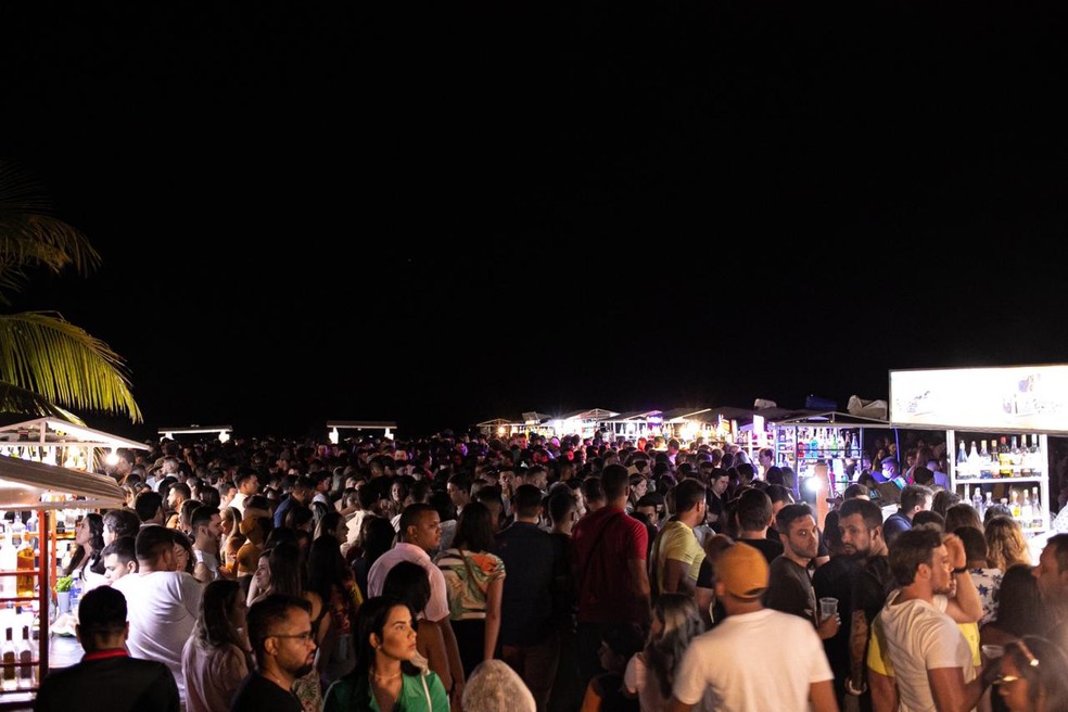 Vila de Jericoacoara registrou imensa aglomeração de pessoas na noite do sábado (5) — Foto: Edson Silva