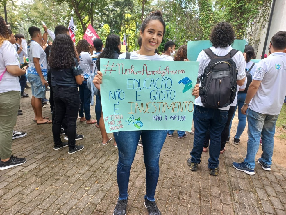 Michele de Sousa Lopes está na segunda oportunidade no Jovem Aprendiz e participou do ato que contesta as mudanças no Programa. — Foto: Lena Sena/ SVM