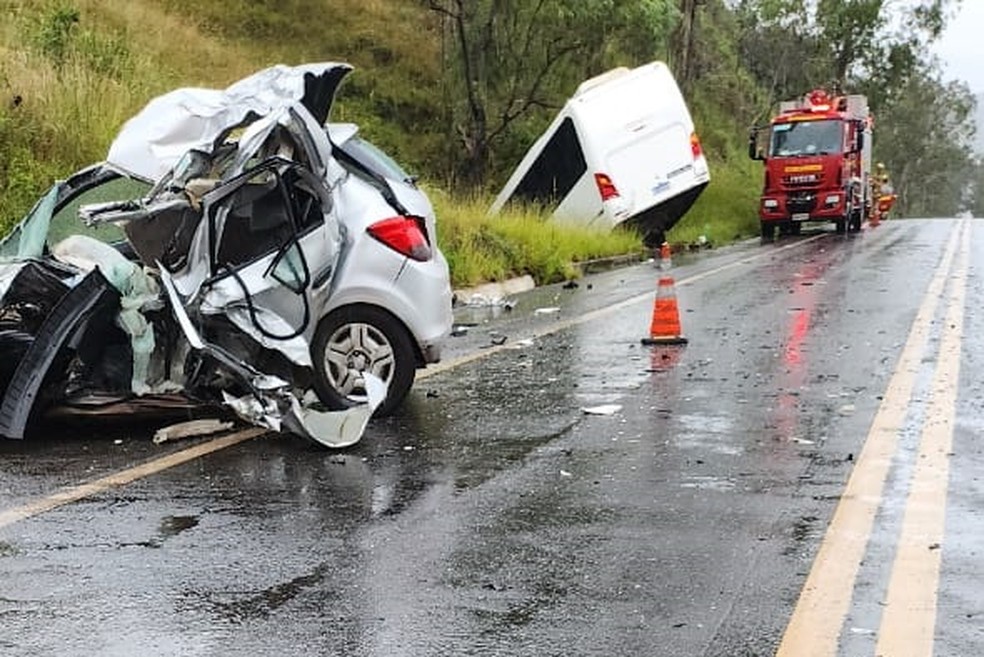 Carro ficou totalmente destruído após batida na  BR-267, em Bom Jardim de Minas — Foto: PRF/Divulgação