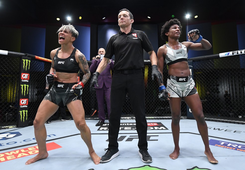 Amanda Lemos vibra com a vitória sobre Angela Hill no UFC Lewis x Daukaus — Foto: Getty Images