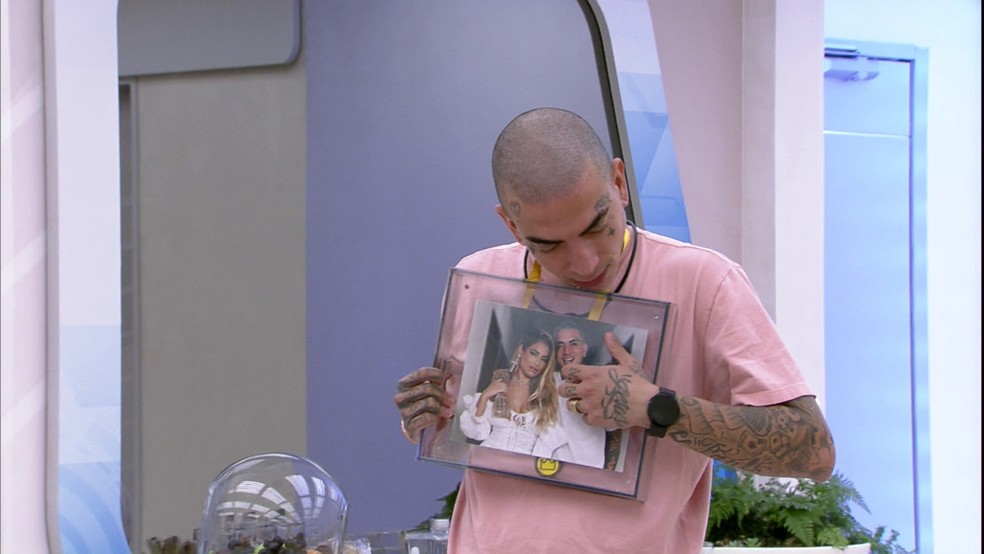 BBB 23: MC Guimê beija a foto de Lexa no Quarto do Líder — Foto: Globo