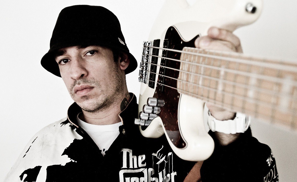 Champignon tem virtuosismo e legado enfatizados em biografia do baixista da banda Charlie Brown Jr.