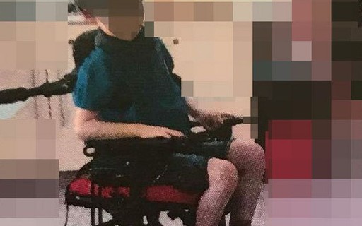 Escola paga R$ 500 mil de indenização a gêmeos autistas que foram amarrados  em cadeiras - Revista Crescer | Educação | Comportamento