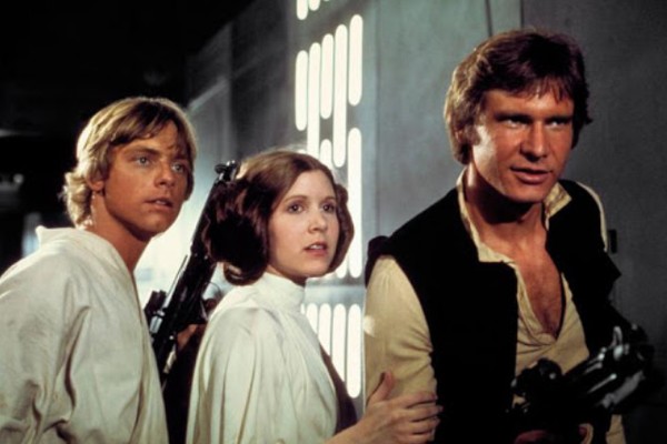 Mark Hamill (Luke Skywalker), Carrie Fisher (Princesa Leia) e Harrison Ford (Han Solo) em cena de Star Wars: Episódio IV - Uma Nova Esperança (1977) (Foto: Reprodução)