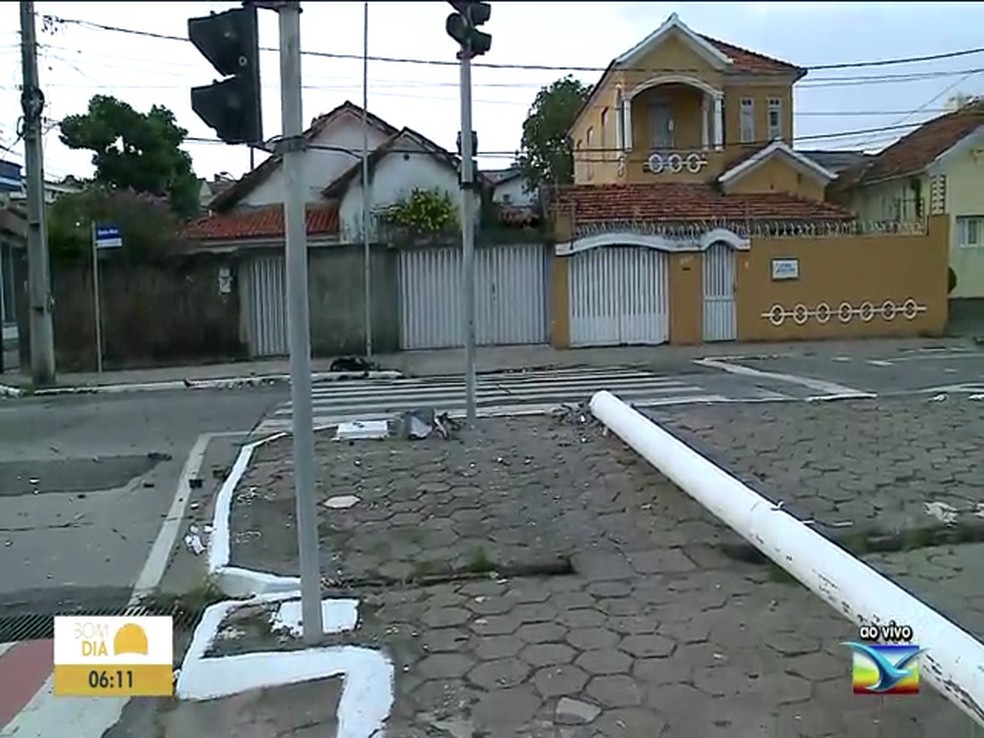 Motorista perde controle do carro e bate em poste na Avenida Beira-Mar em São Luís — Foto: Reprodução/TV Mirante