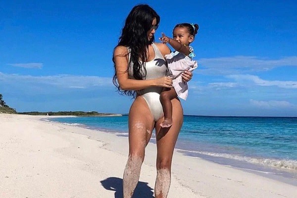 Kim Kardashian com a filha Chicago (Foto: Instagram)