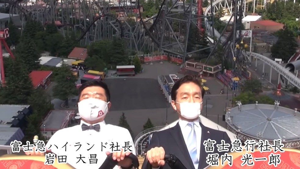 Em silêncio, dois executivos andam em montanha-russa do parque temático Fuji-Q Highland, no Japão — Foto: Reprodução/ You Tube/  Fuji-Q Highland Official