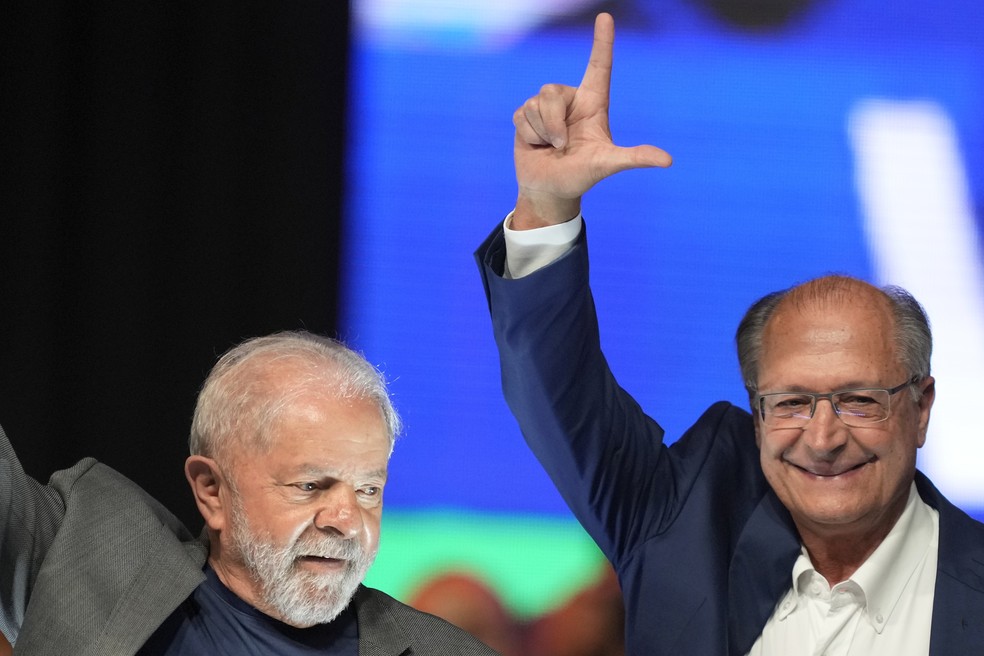 Lula e Alckmin, eleitos presidente e vice-presidente — Foto: Eraldo Peres/AP