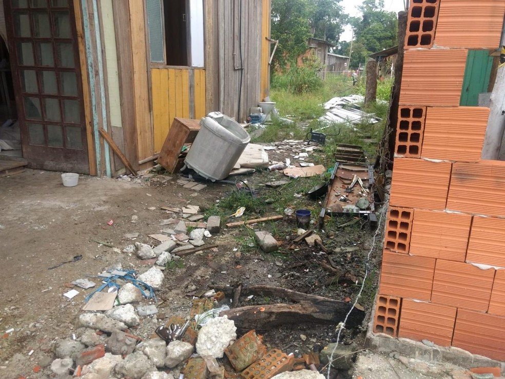 Terreno da casa onde 5 pessoas morreram em Araquari. Polícia encontrou arma no local — Foto: Polícia Militar/Divulgação