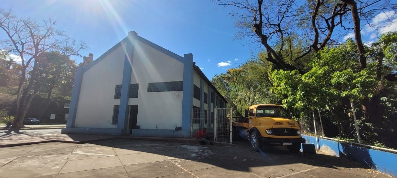Aulas na Escola Municipal de Música, em Divinópolis, são suspensas para reforma do telhado 