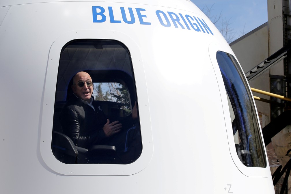 Jeff Bezos em um protótipo de cápsula lunar da Blue Origin. A imagem de arquivo é de 5 de abril de 2017, no Colorado — Foto: Isaiah J. Downing/Reuters/Arquivo