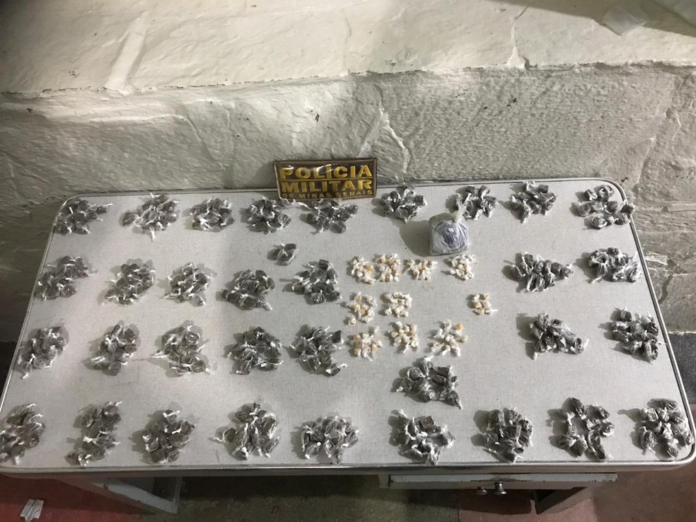 Porções de cocaína e pedras de crack apreendidas no Conferência Cristo Rei — Foto: Polícia Militar/Divulgação