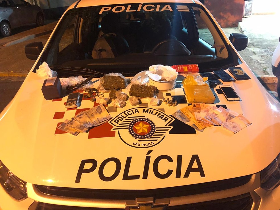 Ecstasy, LSD, maconha e munições foram apreendidos pela Polícia Militar em Lucélia — Foto: Polícia Militar
