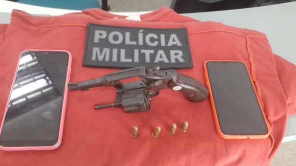 Pol&iacute;cia recuperou dois celulares e apreendeu arma com suspeito de roubo e estupro no Cear&aacute;. &mdash; Foto: PMCE/Reprodu&ccedil;&atilde;o
