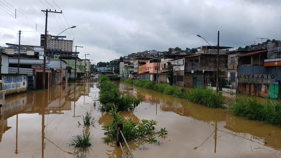 Córrego Humaitá transbordou na Rua Lúcio Bittencourt Bairro Industrial em Juiz de Fora — Foto: Raul Mourão/Arquivo pessoal