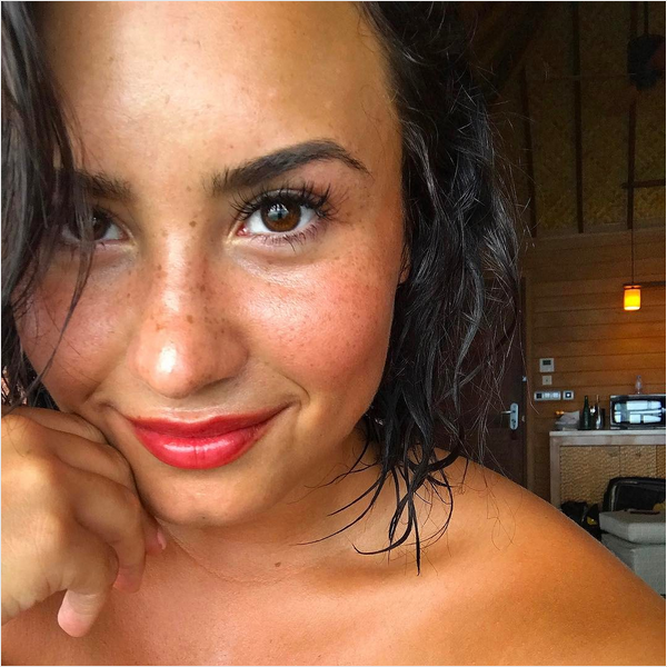 A cantora Demi Lovato chamando atenção para suas sardinhas (Foto: Instagram)