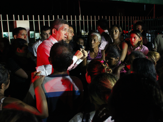 Presidente da Comissão de defesa dos Direitos Humanos da OAB-AM, Epitácio Almeida, prestou esclarecimentos aos familiares dos presos (Foto: Jamile Alves/G1 AM)