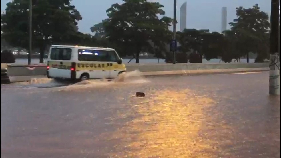 Motoristas se arriscam no meio da enchente — Foto: Reprodução/TV Globo