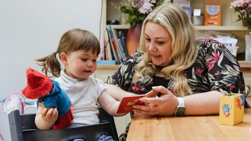 Sarah tem uma filha de dois anos — Foto: BBC