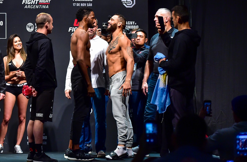 Encarada entre Neil Magny e Santiago Ponzinibbio na pesagem do UFC Buenos Aires — Foto: Jason Silva