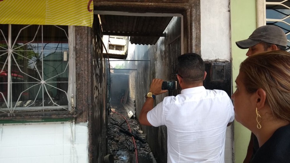 Ainda não se sabe o que causou o fogo no local, Bombeiros suspeitam de curto circuito (Foto: Lívia Costa/GE)