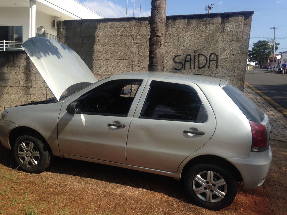 Carro utilizado pelos criminosos em Itapira (SP) (Foto: Guarda Municipal)
