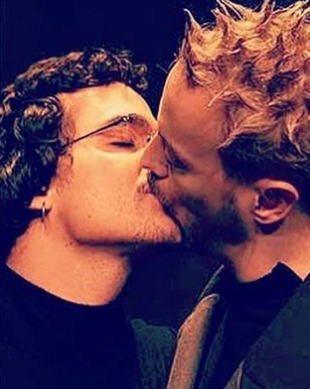 Beijo entre Wagner Moura e Guilherme Weber (Foto: Reprodução/Instagram)