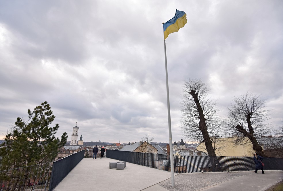 Bandeira ucraniana hasteada no centro da cidade de Lviv — Foto: Pavlo Palamarchuk/Reuters