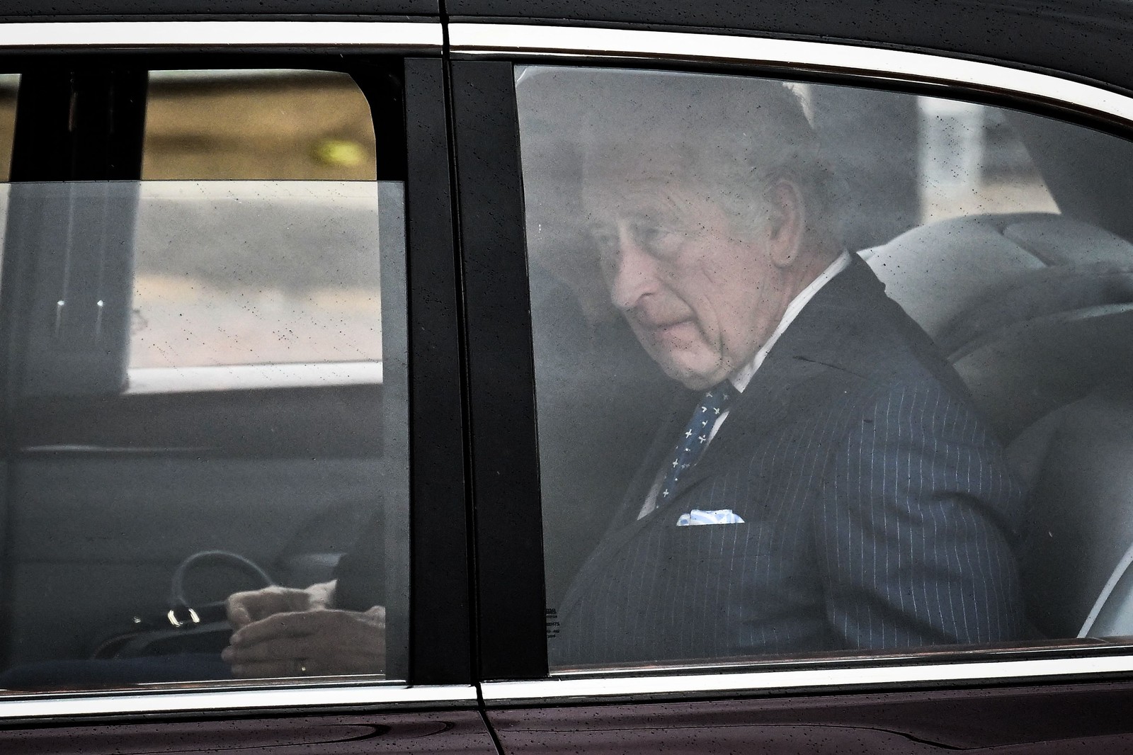 O rei Charles III e a rainha Camilla subem o The Mall até o Palácio de Buckingham  — Foto: Marco BERTORELLO / AFP