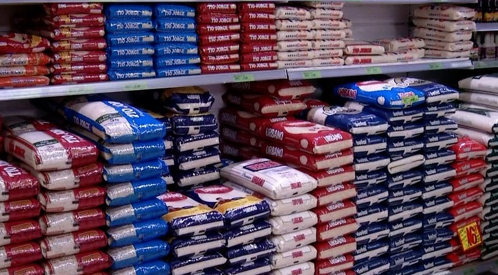 Pacote de arroz supera R$ 18 — Foto: Reprodução/TV Anhanguera