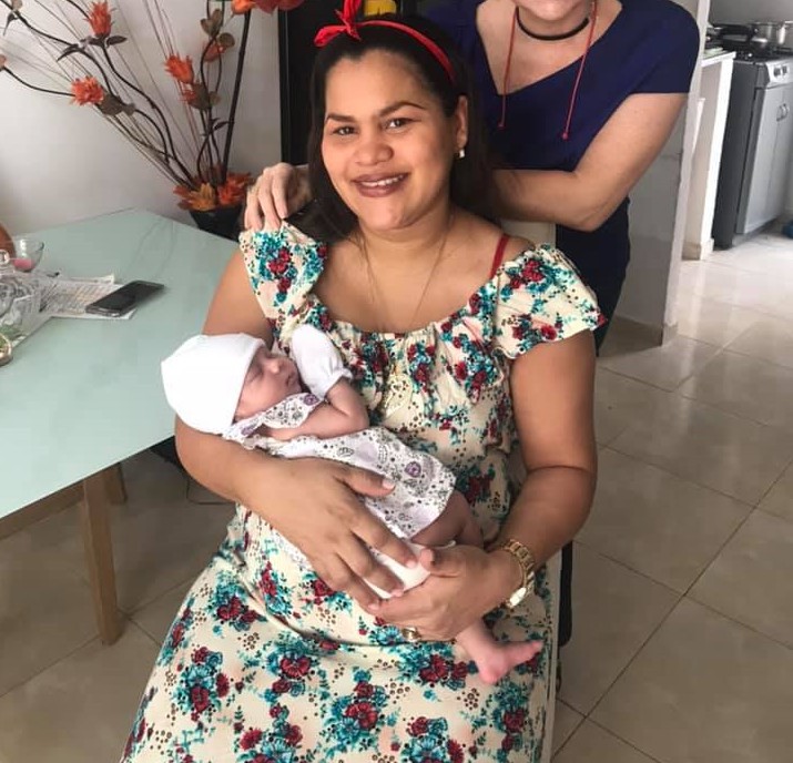 Monica Vega segurando a bebê Itzamara (Foto: Reprodução/ Facebook)