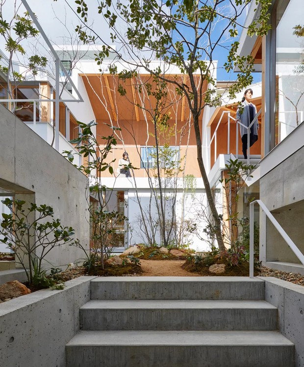 Escadas e plataformas levam ao jardim e ao interior (Foto:  Tomohiro Hata Architect & Associates/ Reprodução)