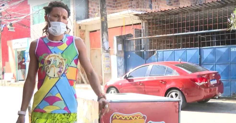 Anderson Santos, vendedor de cachorro-quente no bairro do Nordeste de Amaralina falou do impacto nas vendas sem o carnaval  — Foto: Reprodução/TV Bahia