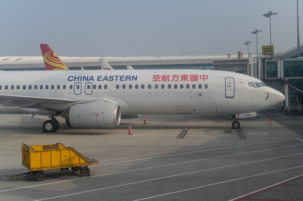 Boeign 737-800 da China Eastern Airlines no aeroporto internacional de Wuhan, em fevereiro de 2021 — Foto: Hector Retamal / AFP