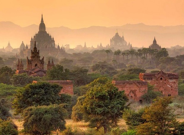 Bagan, Myanmar - Localizada na margem oriental do rio Irauádi, esta cidade é um espetáculo no Sudeste Asiático. Parte da beleza vem das estupas, construções budistas que serviam para conservar relíquias ligadas ao Buda (Foto: Reprodução/BlogBlux)