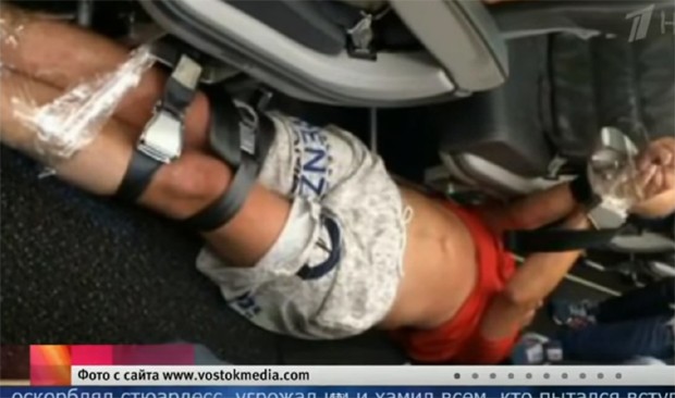 Passageiro foi amarrado com cinto e fitas (Foto: Reprodução/Channel One Russia)