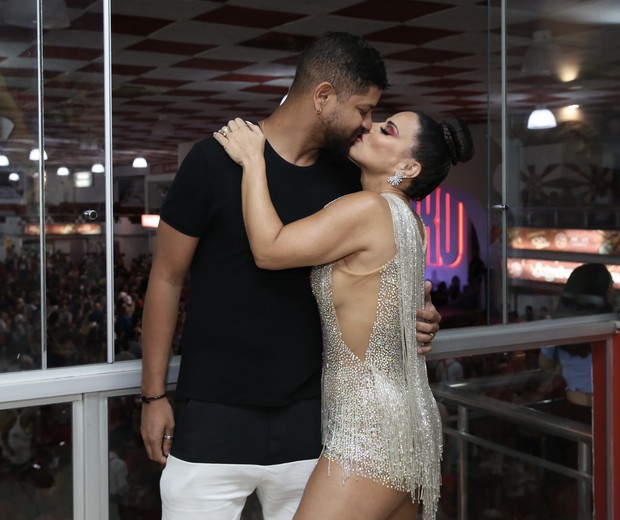 Viviane Araújo beija muito o marido em ensaio na quadra da Salgueiro (Foto: ROBERTO FILHO / BRAZIL NEWS)