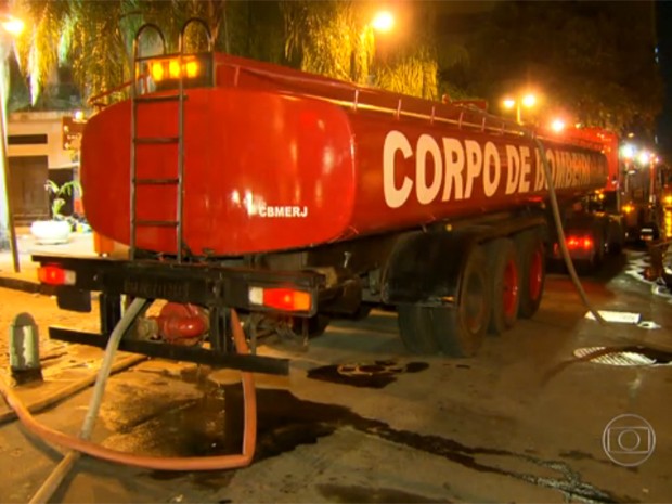 Bombeiros de vários quartéis foram chamados para combater o incêndio (Foto: Reprodução/TV Globo)
