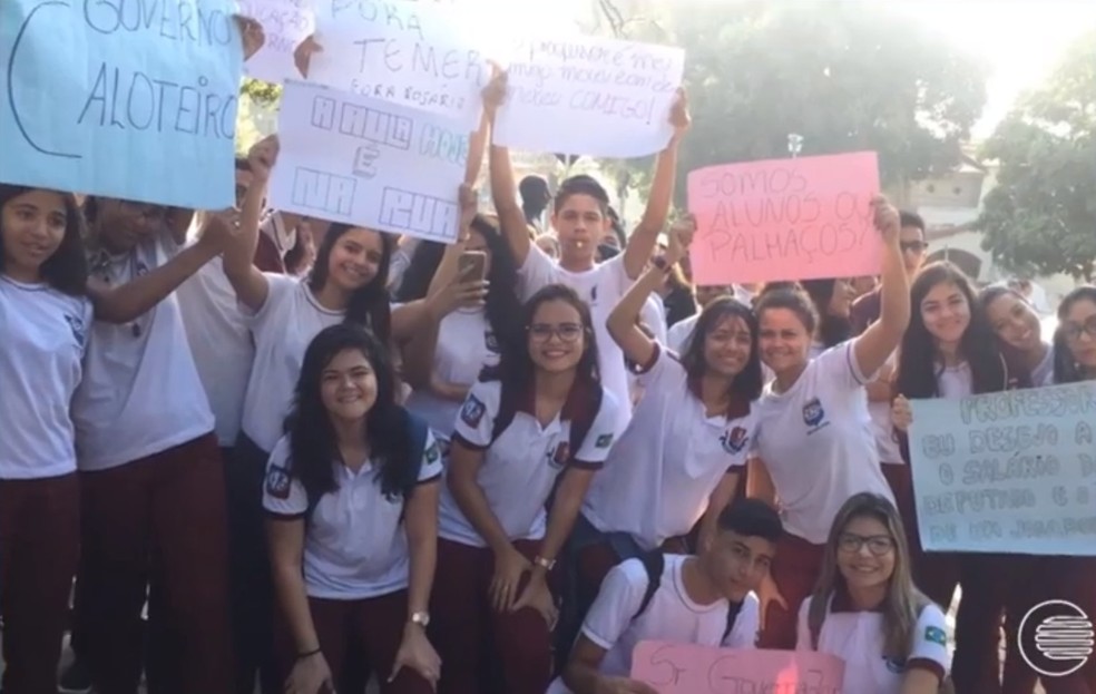 Alunos do Liceu Piauiense apoiaram o protesto dos professores. (Foto: Reprodução/TV Clube)