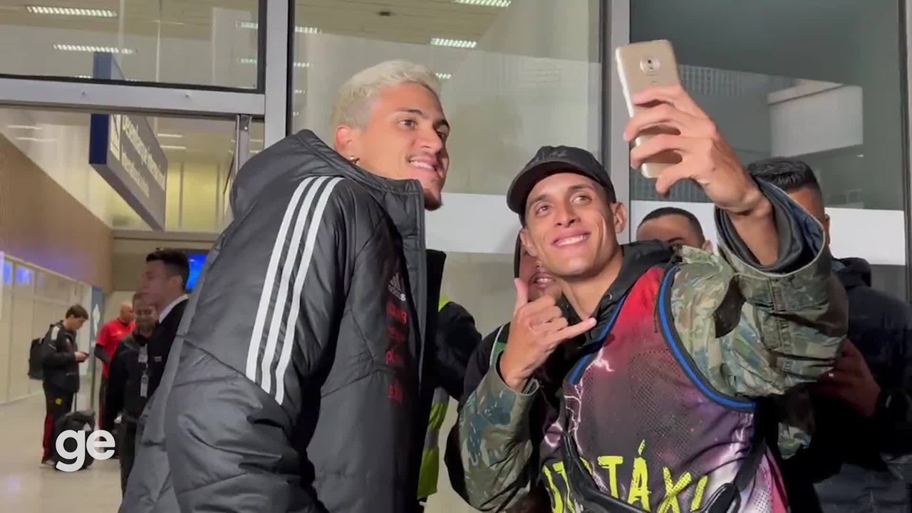 Na chegada do Fla, Pedro tira fotos com f&atilde;s e &Eacute;verton Ribeiro comenta vit&oacute;ria sobre V&eacute;lez