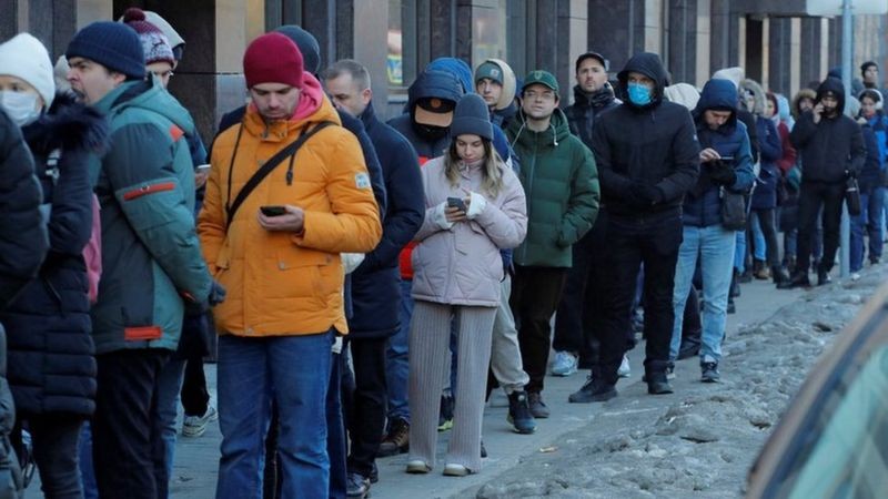 Pessoas fazem fila para usar um caixa eletrônico em São Petersburgo no domingo (27/02) (Foto: Reuters)